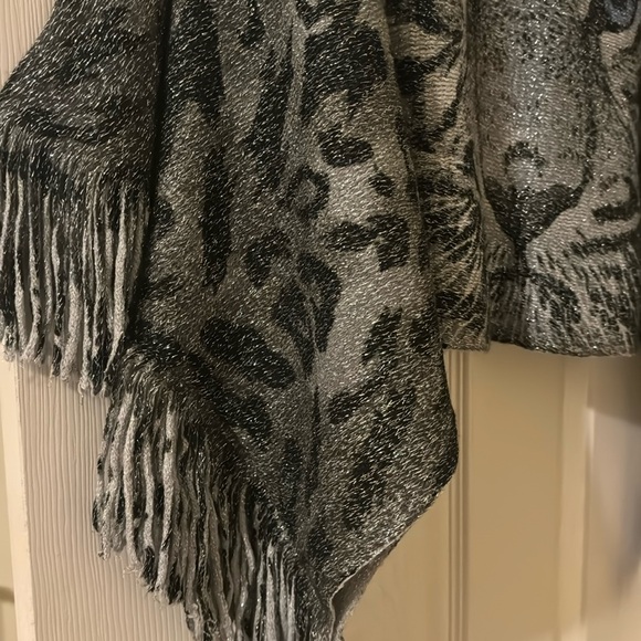 NWT White Mark One Size Silver Leopard Print Tiger Poncho With Fringe - Picture 3 of 8